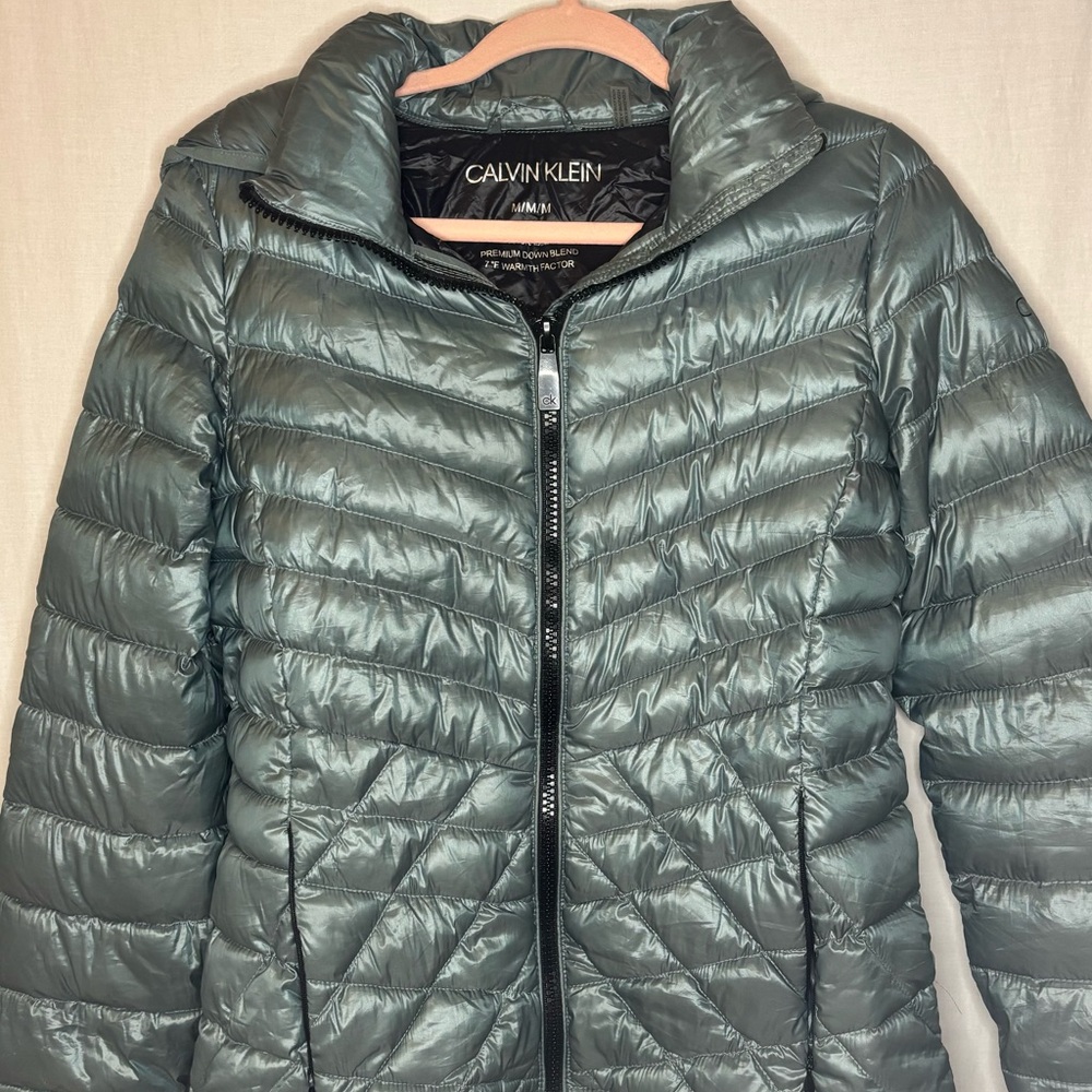 Calvin Klein Puffer Jacket with Quilted Design and Fitted Silhouette